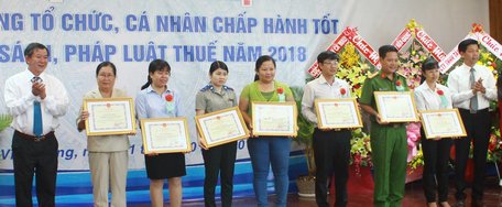 Tổng cục Thuế tặng giấy khen 9 tổ chức.