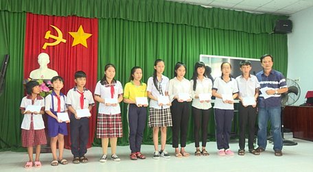 Ông Nguyễn Văn Trong- đại diện Tổ chức Dillon- Hoa Kỳ tại Việt Nam trao học bổng cho các học sinh.