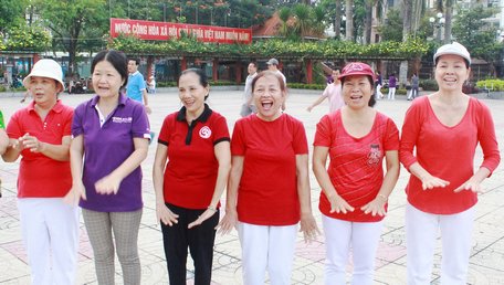 Tập thể dục dưỡng sinh, đi bộ, chơi thể thao, vui chơi cùng các cháu đem lại nhiều niềm vui, hạnh phúc cho người cao tuổi.