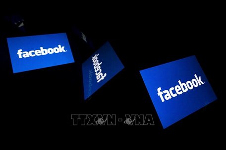 Biểu tượng Facebook trên màn hình máy tính bảng ở Paris, Pháp, ngày 17/2/2019. Ảnh: AFP/ TTXVN