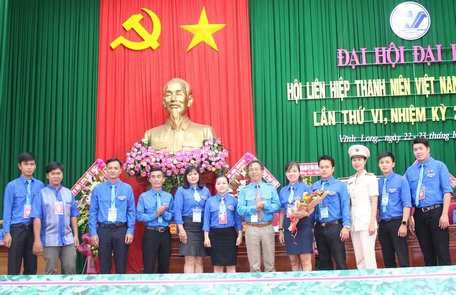 Anh Nguyễn Quang Thông- Phó Chủ tịch Trung ương Hội LHTN Việt Nam tặng hoa chúc mừng Đoàn đại biểu Hội LHTN Việt Nam tỉnh dự Đại hội Đại biểu toàn quốc Hội LHTN Việt Nam.