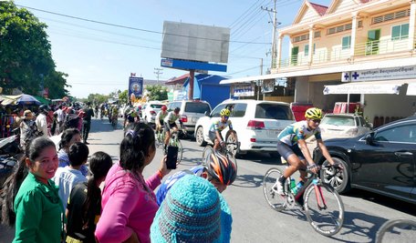 Người dân Phnom Penh (Campuchia) chào đón các VĐV tranh tài.