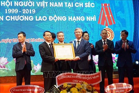  Hội người Việt Nam tại CH Séc đón nhận Huân chương Lao động hạng Hai. Ảnh: Hồng Kỳ - PV TTXVN tại Séc