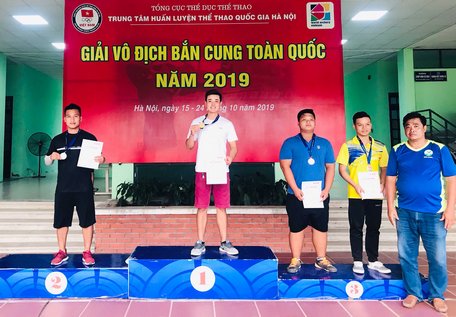 Nguyễn Văn Đầy (Vĩnh Long) trên bục giành HCV.