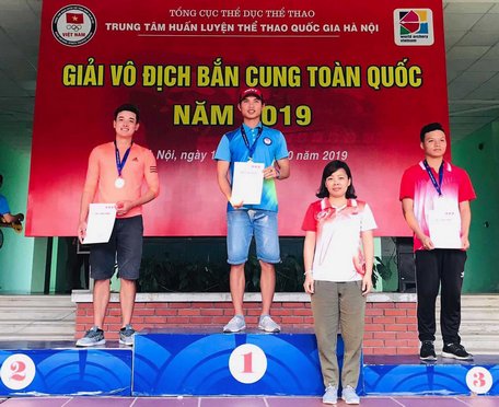 Thạch Phi Hùng, Nguyễn Văn Đầy (Vĩnh Long) trên bục giành HCV, HCB.