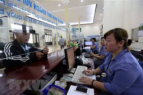   Bán vé tàu tại ga Hà Nội. (Ảnh: Huy Hùng/TTXVN)
