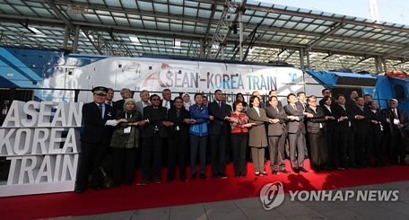 Các đại biểu chụp ảnh chung tại lễ ra mắt Tàu ASEAN-Hàn Quốc ở Ga Seoul, ngày 16/10/2019, trước thềm hội nghị thượng đỉnh đặc biệt giữa Hàn Quốc và ASEAN. (Nguồn: Yonhap)