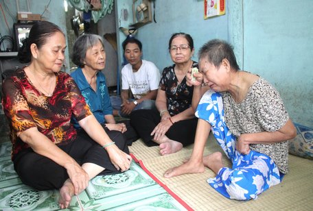 Các CLB liên thế hệ là mái nhà chung che chở cho người già khó khăn, neo đơn.