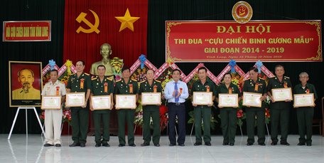 Ông Huỳnh Minh Việt (bìa phải) được nhận bằng khen của UBND tỉnh vì có thành tích tiêu biểu trong phong trào thi đua.