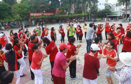 Nhiều người cao tuổi rèn luyện thể dục thể thao để được sống lâu, sống khỏe, sống có ích cho gia đình và xã hội.