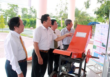 Tham quan các sản phẩm khởi nghiệp của tỉnh Vĩnh Long.