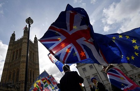 Thủ tướng Anh trao cho Quốc hội cơ hội cuối cùng cứu vãn bế tắc Brexit. Ảnh: Reuters