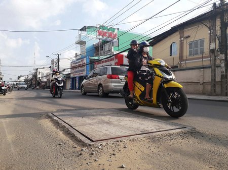 Nhiều người lo lắng những chiếc hố ga với phần nắp cao hơn mặt đường có thể ảnh hưởng an toàn giao thông.