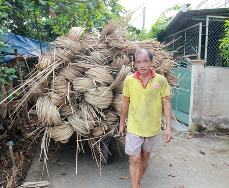 Xóm đan cần xé đang vào mùa hút hàng, con đường Ngô Quyền quanh co nhộn nhịp hơn.