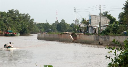 Bờ kè sông Cái Cá gần xóm nghề.