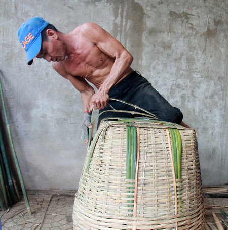 Anh Long chuyên công đoạn ghim quai, đây là công đoạn quan trọng nhất, cực và nhiều tiền công nhất.