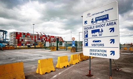  Bảng chỉ dẫn tại cảng Zeebrugge, Bỉ. Ảnh: AFP