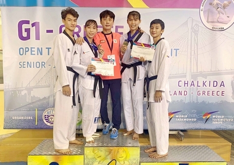 Võ sĩ Trương Thị Kim Tuyền (thứ hai trái sang).