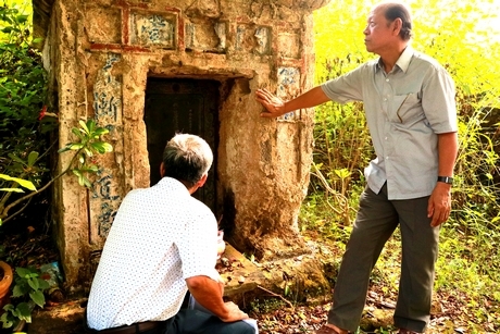 Ông Trương Văn Sáu- nguyên Phó Bí thư Thường trực Tỉnh ủy Vĩnh Long- cùng đoàn công tác thăm khu mộ thân nhân Thoại Ngọc Hầu ở cù lao Dài (Vũng Liêm).