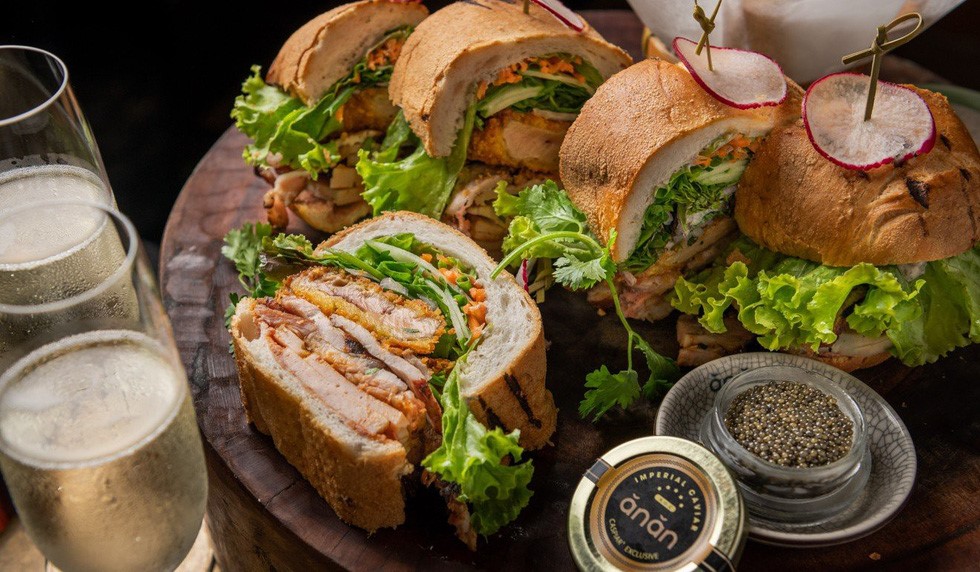 Ổ bánh mì 100 USD của Peter Cường Franklin - Ảnh: Anan Saigon