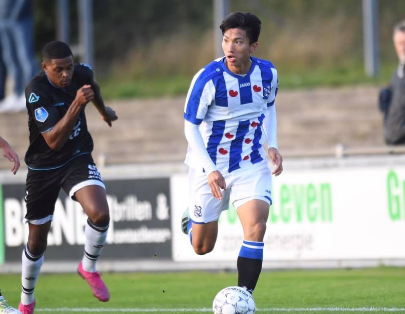 Văn Hậu nhiều khả năng được ra sân ngay đêm nay cho Heerenveen. (Ảnh: SC Heerenveen). 