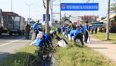 Các bạn đoàn viên thanh niên chung tay nạo vét, khơi thông cống thoát nước.