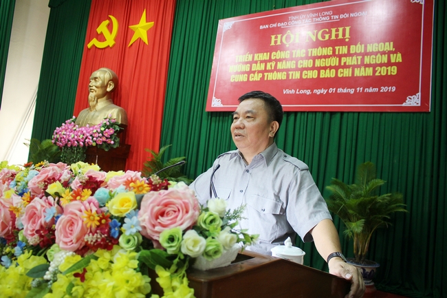 Nhà báo Đỗ Quý Doãn- nguyên Thứ trưởng Bộ Thông tin và Truyền thông chia sẻ các thông tin tại hội nghị.