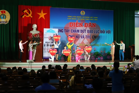Văn nghệ khai mạc diễn đàn.