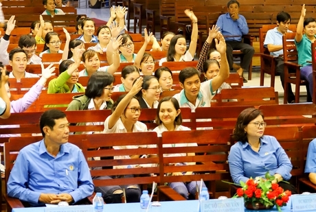 Công nhân lao động hào hứng đăng ký trả lời câu hỏi do BTC đặt ra.