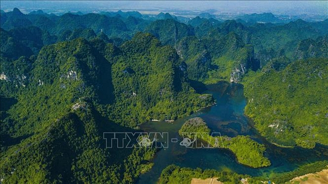 Tràng An mùa thu chìm trong một không gian thanh bình của sắc xanh. 