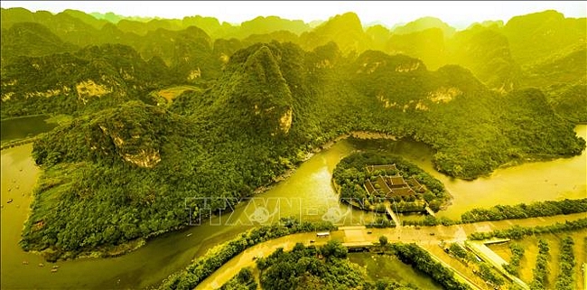 Bến thuyền Tràng An với nắng mùa thu hanh vành. 