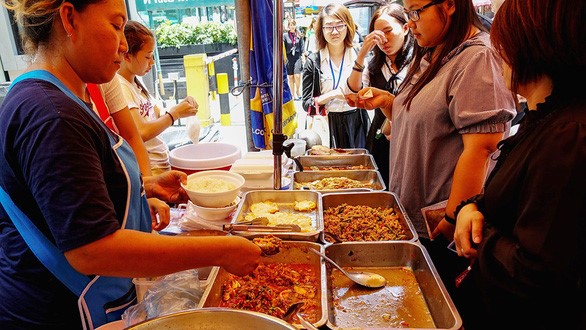 Những quán hàng ăn như thế này sẽ sớm trở thành kỷ niệm trên đường phố Bangkok, Thái Lan - Ảnh: CNA