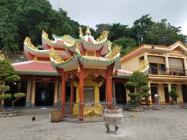 Trên núi còn một số ngôi chùa khác như: chùa Phật, chùa Hang, chùa Hạ, chùa Trung, chùa Vân Sơn. Ngoài ra, đan xen tại đây còn có hệ thống nhiều động nhỏ: động Thanh Long, động Ba Cô, động Ba Tuần…