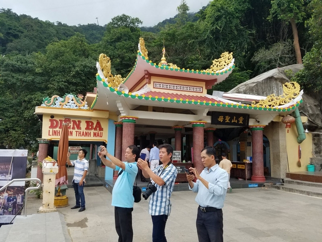 Từ trên núi Bà Đen nhìn xuống phía dười là những cánh đồng, rừng xây xanh mát. Do đó, nơi đây là địa điểm lý tưởng để khách tham quan có những bức ảnh đẹp.