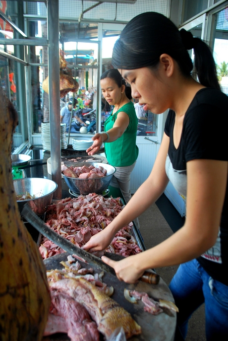 Bê thui được xắt trong phòng kính để đảm bảo vệ sinh.