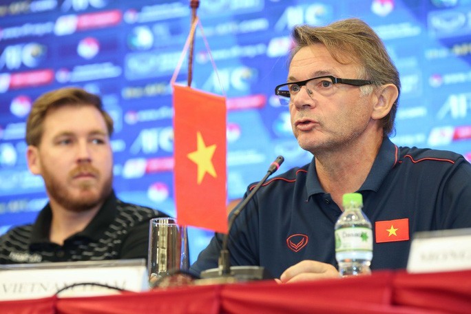 HLV Philippe Troussier trong cuộc họp báo sáng 5/11