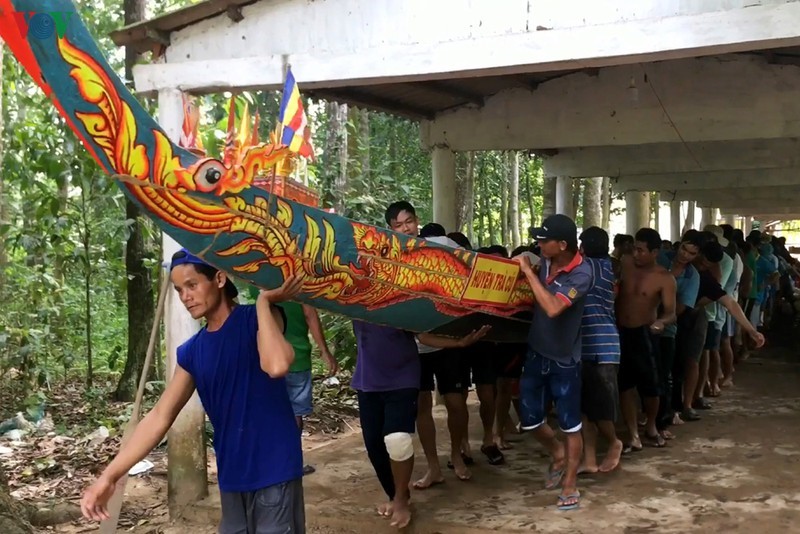 Đưa ghe ngo ra tập, chuẩn bị giải đua.