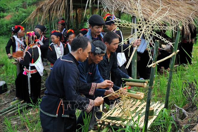 Thầy cúng và mọi người chuẩn bị đàn cúng. 