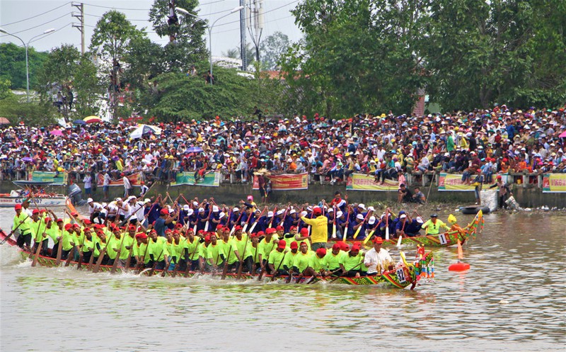 Các đội ghe Ngo bước vào tranh tài.