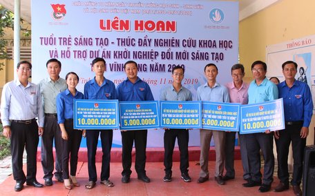 Hỗ trợ dự án khởi nghiệp đổi mới sáng tạo cho 2 đề tài và 5 dự án xuất sắc nhất.