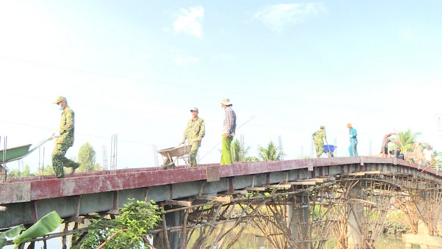 Nhiều công trình giao thông nông thôn có sự đóng góp công sức của bộ đội, giúp việc đi lại của người dân ngày càng thuận tiện.