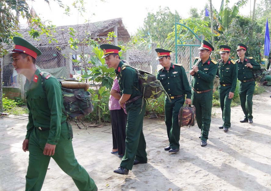 Hành quân dã ngoại kết hợp lao động giúp dân là hoạt động thường xuyên của lực lượng vũ trang. Qua đó, nhiều công trình, phần việc ý nghĩa được triển khai thực hiện giúp bộ mặt nông thôn ngày càng đổi mới.