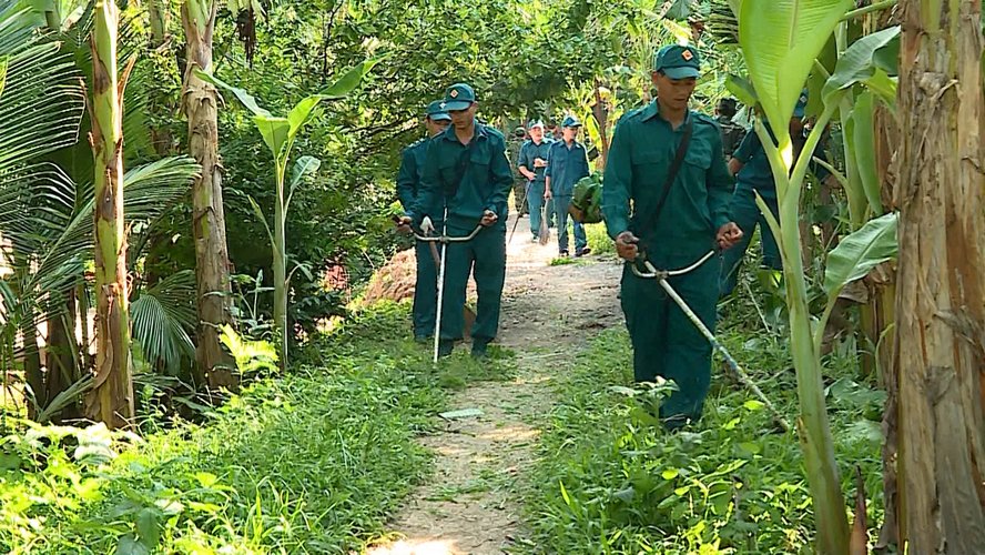 Ngoài vai trò nòng cốt tham gia xây dựng nền quốc phòng toàn dân, thế trận an ninh nhân dân ở địa phương, lực lượng dân quân tự vệ còn tích cực tham gia hoạt động xây dựng nông thôn mới.