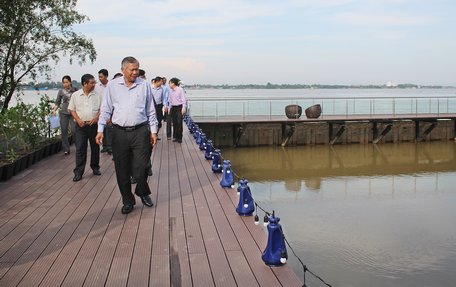 Với mặt tiền hướng ra sông Hậu thơ mộng, nhiều đơn vị đang đầu tư du lịch tại TX Bình Minh, góp phần tạo việc làm, tăng thu nhập người dân xã nông thôn mới.