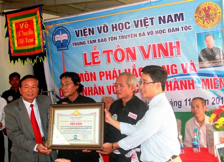 Lãnh đạo Viện Võ học Việt Nam trao Bằng tôn vinh môn phái Hắc Long và Danh nhân võ học cố đại lão võ sư Võ Thành Miêng cho võ đường Hắc Long- Bình Minh.