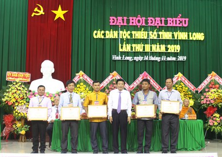 UBND tỉnh tặng bằng khen cho 5 tập thể có nhiều thành tích trong công tác dân tộc giai đoạn 2014- 2019.