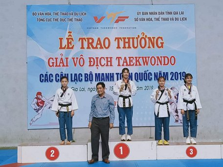 VĐV Lê Ngọc Hân (Vĩnh Long giành HCV quyền tiêu chuẩn, HCĐ quyền sáng tạo 15-17 tuổi).