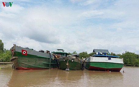 Nhiều sà lan ngày đậu, chờ đêm tối ra sông bơm hút cát trái phép tại Bến Tre