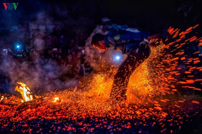 Trong lúc đó, thầy cúng vẫn không ngừng gõ đàn và đọc bài cúng như hòa vào nhịp nhảy của các chàng trai.