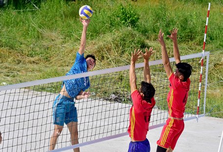 Pha tranh bóng trong trận Tích Thiện (áo xanh) gặp Lục Sĩ Thành.